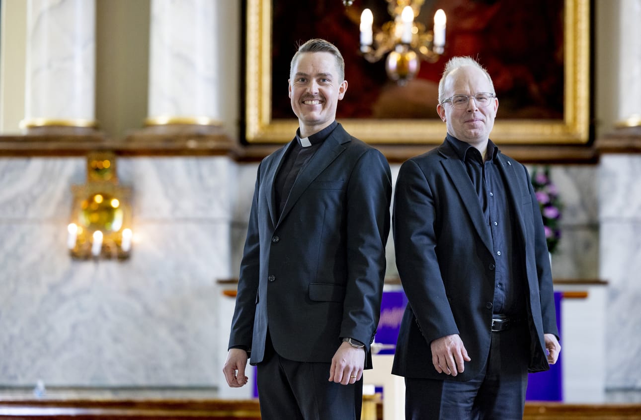 Oulun tuomiokirkkoseurakunnan kappalainen Lauri Holma (vas.) on Matteus-passion tuottaja. Seurakunnan kanttori Lauri-Kalle Kallunki puolestaan johtaa teoksen.