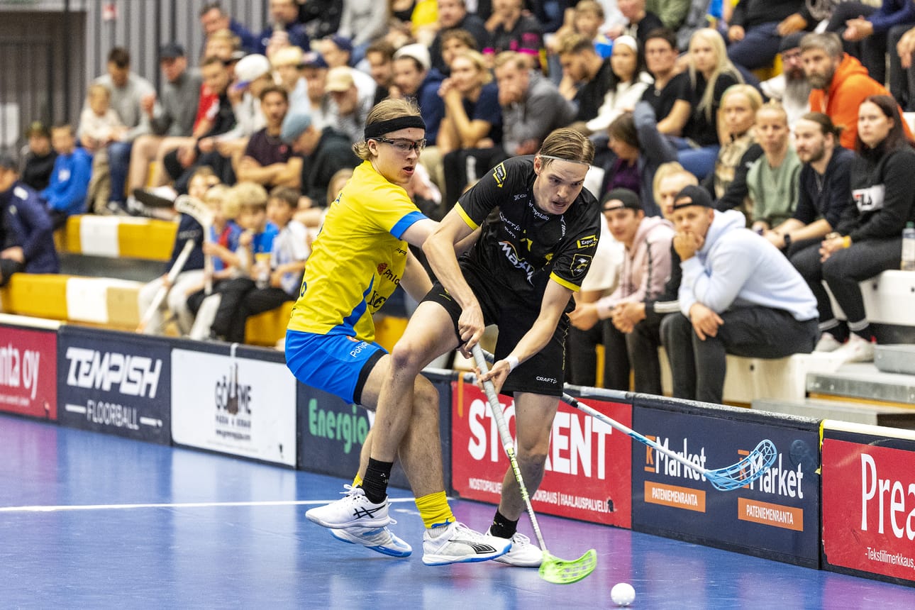 OLS:n Tuomas Kakko (vas.) pääsi liigapelissä ensimmäistä kertaa tositoimiin ja säväytti heti: 19-vuotias hyökkääjä keräsi Indians-ottelussa tehot 1+2.
