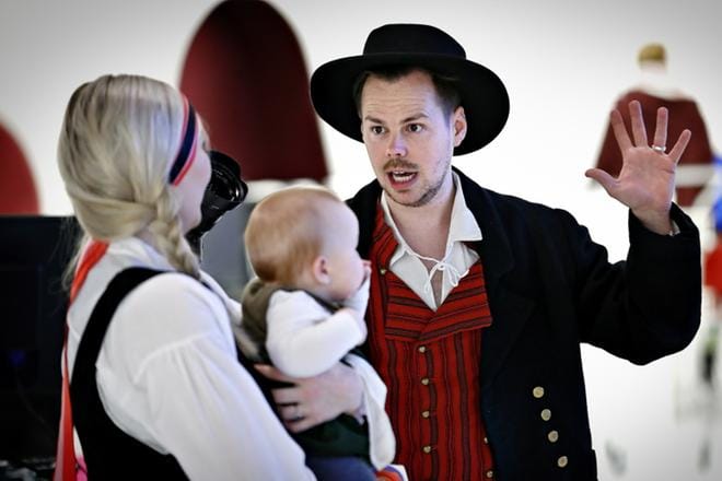 Kymmenen päivän esiintymisrupeama Seinäjoella oli Halloranin taivastelijaperheelle mieluisa kokemus. Kuva päätöstapahtumasta Apila-kirjastossa. KUVA: TOMI KOSONEN