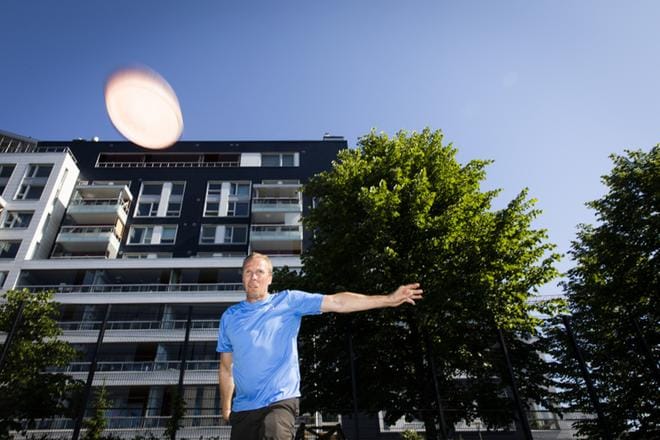 Näyttelijä Jukka Rasila on todella aktiivinen frisbeegolf-harrastaja. Hän teki vuonna 2018 eri kentillä yhteensä noin 170 kierrosta. KUVA: Arttu Laitala