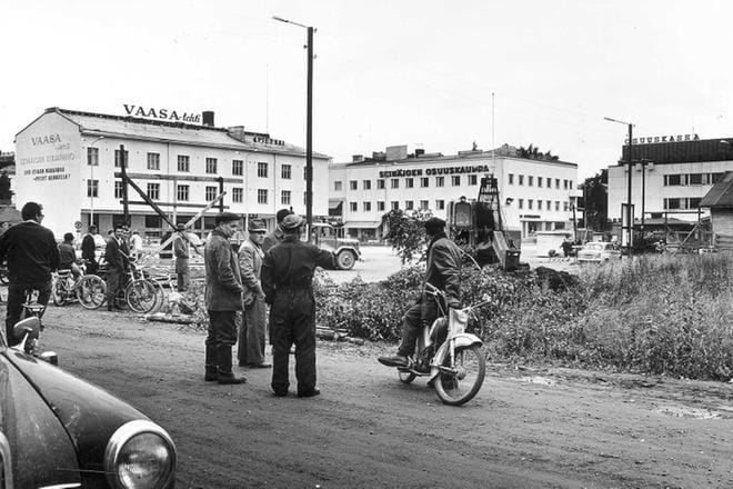 Vanhassa valokuvassa ohikulkijat seuraavat keskustorin laidan rakennustöitä yhtä kiinnostuneina kuin tänä päivänä uuden torin valmistumista. Rakennuksista on jäljellä Vaasan talo. KUVA: KALEVI A. MÄKINEN