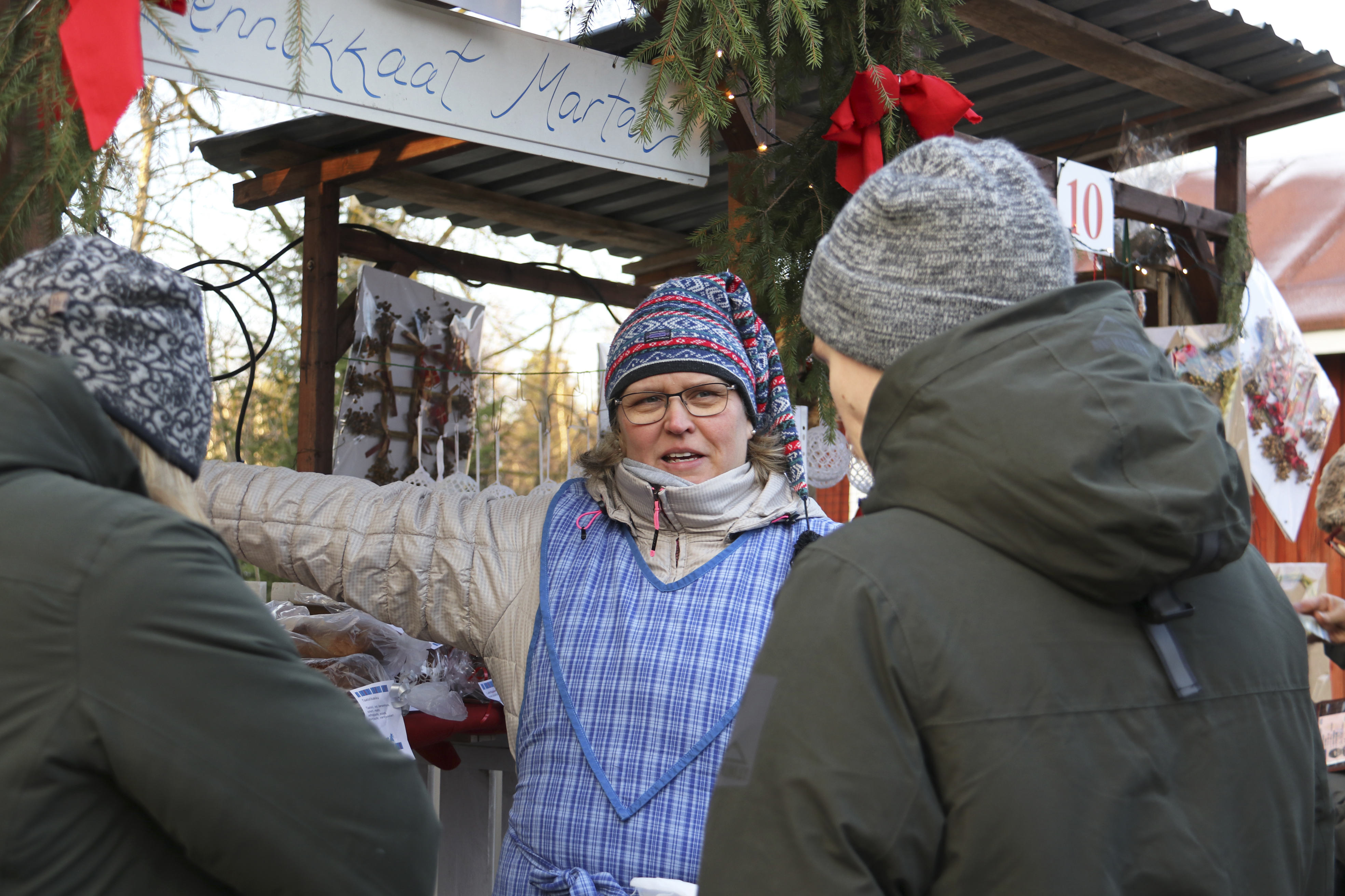 Päivi Kyllönen esitteli Lennokkaiden marttojen tuotteita Merja Haukipurolle ja Pauli Eskolalle.