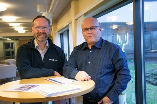 Ahvenanmaalaisen Nordic Troutin toimitusjohtaja Alf-Håkan Romar ja tuotantopäällikkö Jorma Leed (oik.) kehuvat Kaskisten olosuhteita kalankasvattamolle hyviksi. Meri on syvä, kalasatamassa hyvät puitteet kaupunki myötämielinen. KUVA: JORMA HAVULA
