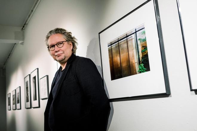 Lars Rebersin näyttely on sävyltään henkilökohtainen, mutta terapiamielessä hän ei näyttelyään rakentanut. – Halusin vain kääntää katseen taaksepäin ja ymmärtää itseäni taitelijana paremmin. KUVA: GALLERIA IBIS/LINUS LINDHOLM.