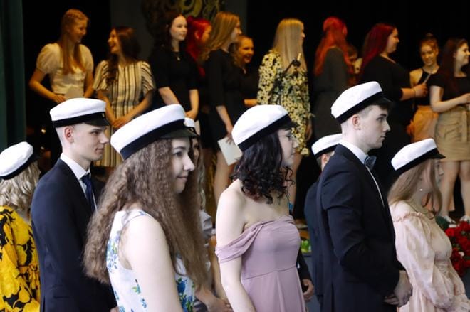 Lakin päähän painamisen jälkeen laulettiin Gaudeamus Igitur. Etualalla Krista Hiipakka, Henni Hahto ja Miro Anttila. Kuvat: Jarmo Panula.