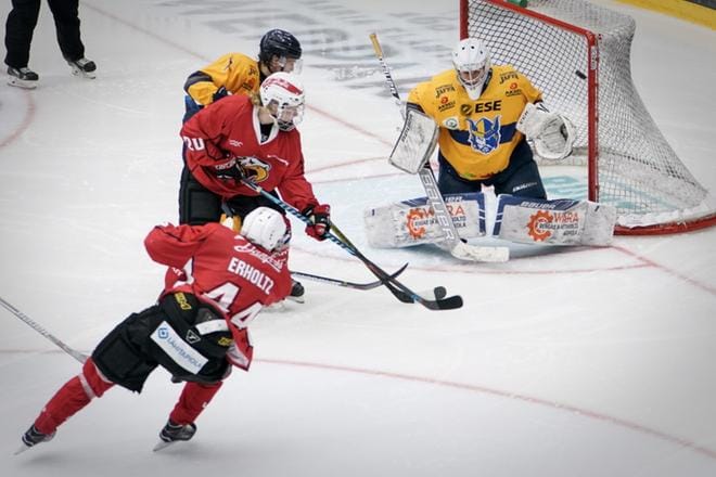 Emil Erholtz suuntaa laukauksensa perään maalille. Sportin Santeri Haarala (20) on Jukurien Benjamin Kallion vartioinnissa. KUVA: JARNO PELLINEN