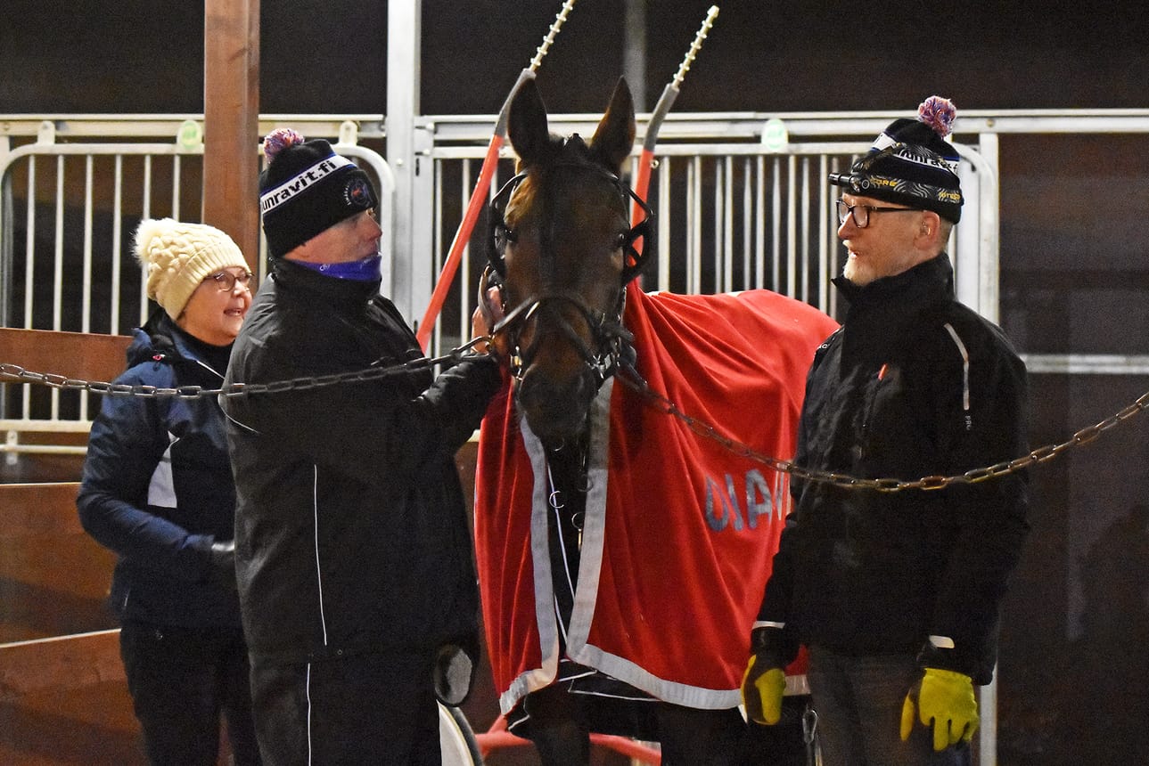 Armani Pressin tuorein uroteko on ruunan kotiradalta Äimärautiolta viime viikon maanantailta. Lähdön suosikki Zogo Match joutui nöyrtymään haastajana taipaleelle lähteneen Arskan käsittelyssä. Armani Press on Sinikka Paason, Mika Kurkisen ja Erkki Paason silmäterä.