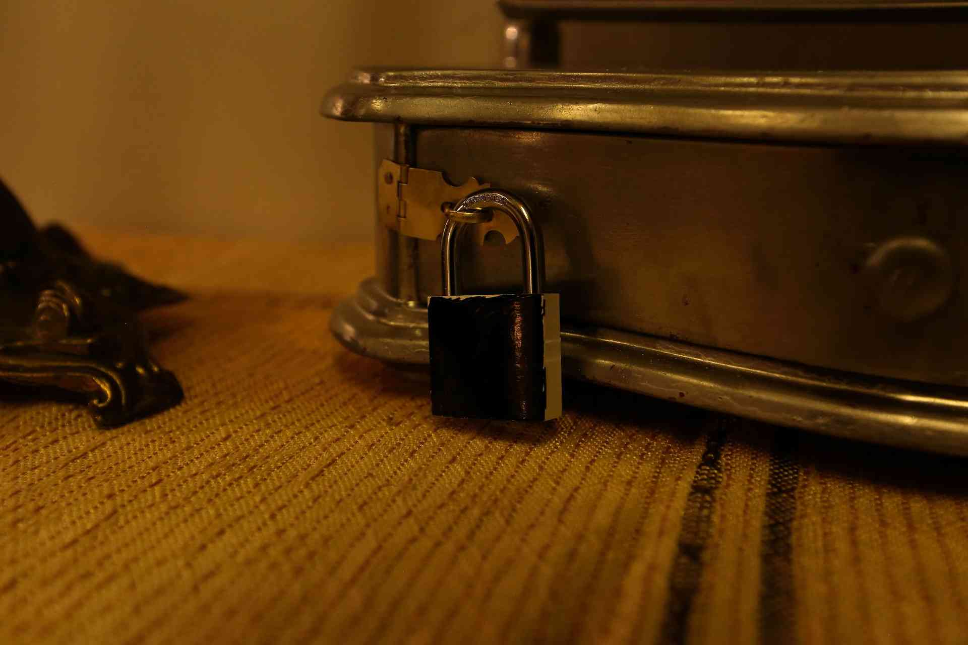 Locked Raahen Prima Ballerina -pelin ovat toteuttaneet Pertti Ekoluoma ja Henri Vornanen. Pakopelihuoneesta on video- ja ääniyhteys pelin ohjaajiin, minkä kautta he pystyvät tarpeen tullen antamaan oikeita vihjeitä pelaajille.