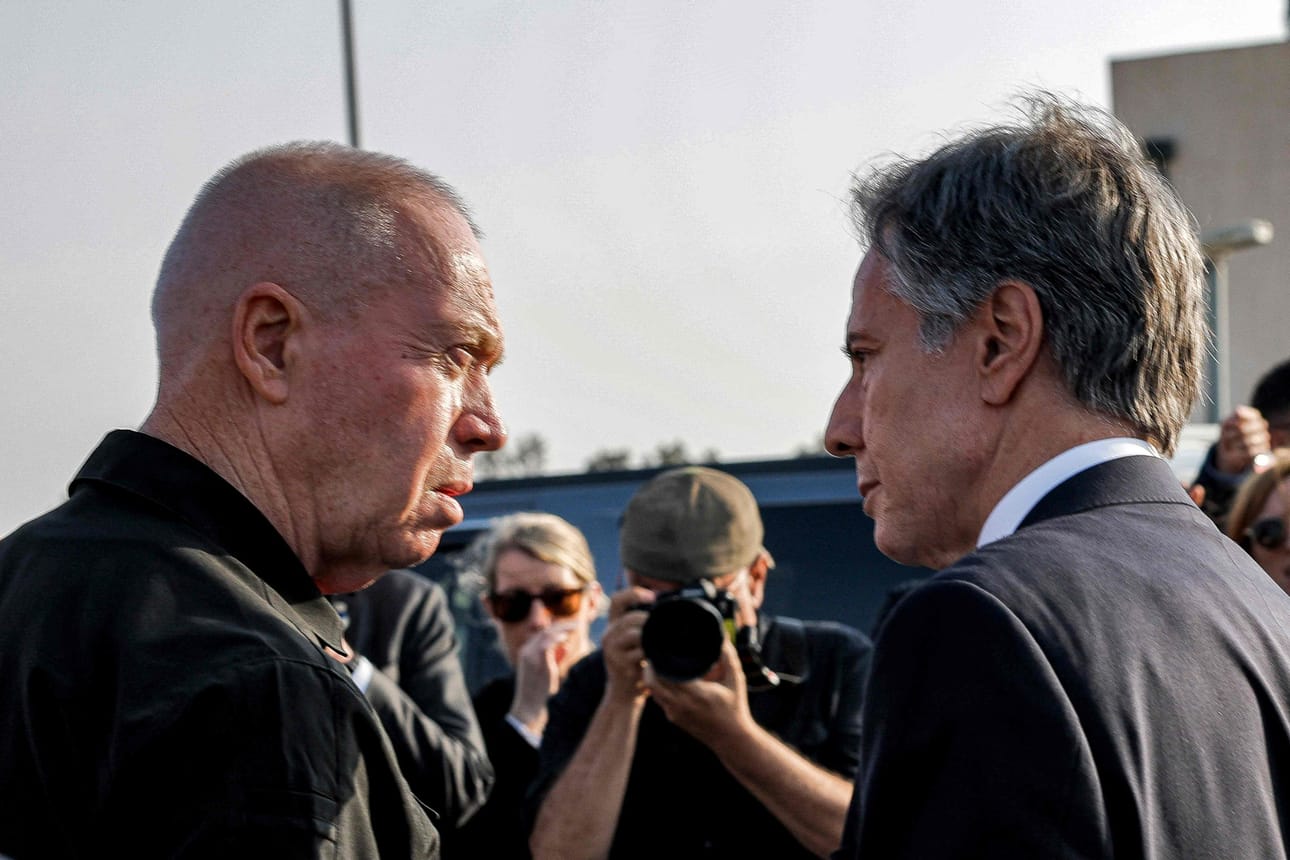 Israelin puolustusministeri Yoav Gallant (vas.) on vierailulla Yhdysvalloissa, jossa hän tapasi Yhdysvaltain ulkoministeri Antony Blinkenin. Kuva Blikenin toukokuun alussa tekemältä vierailulta Israelissa. LEHTIKUVA/AFP