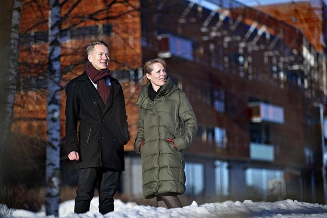 Metsätalous ja ilmastonmuutos -seminaarissa puhuneet Marko Simsiö ja Katja Lähtinen näkevät puurakentamisen tulevaisuuden olevan täynnä mahdollisuuksia. KUVAT: TOMI KOSONEN