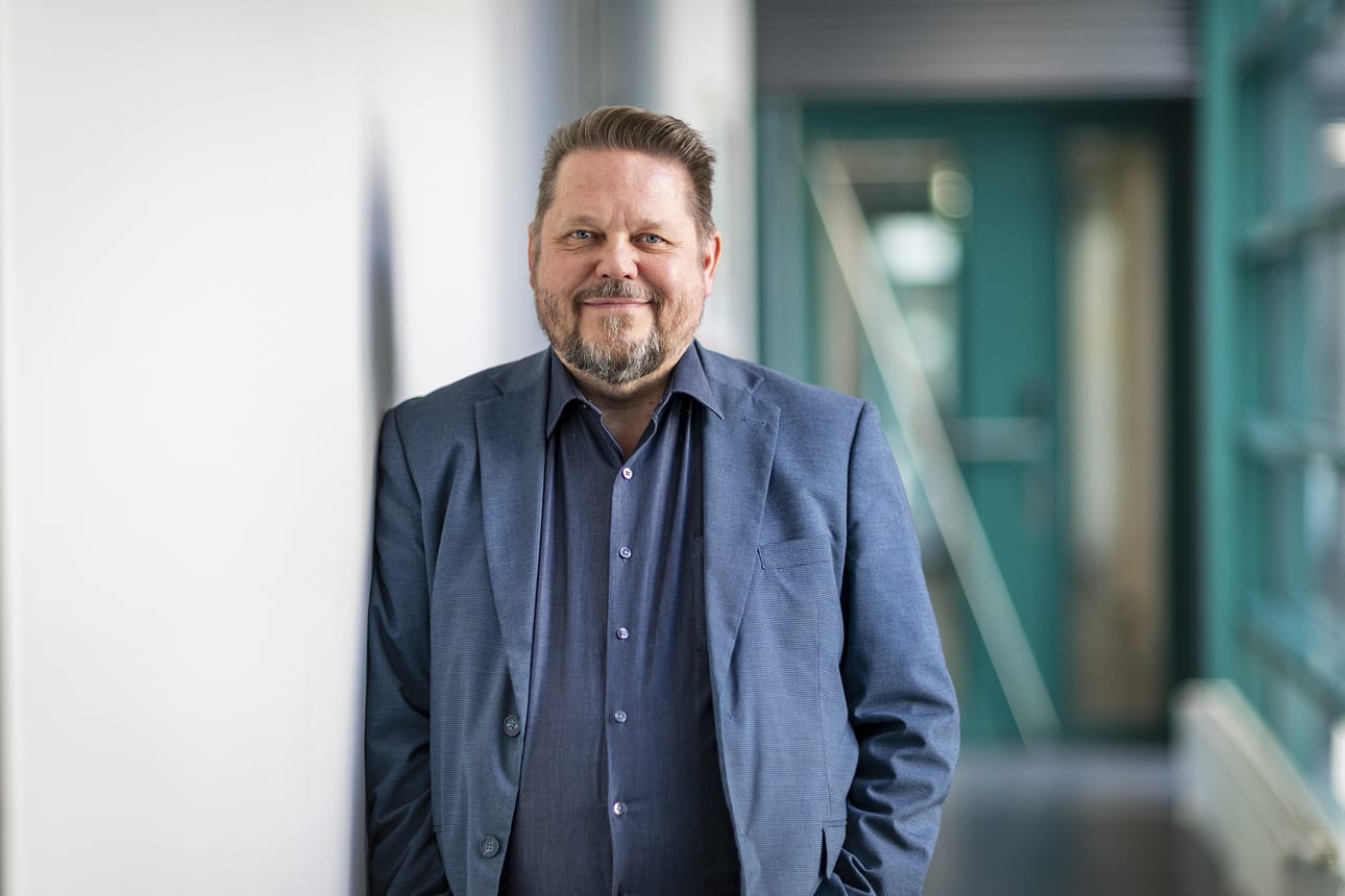 Professori Harri Oinas-Kukkonen näkee Esko-potilastietojärjestelmän myynnissä myös riskejä, sillä mitä kauemmas alkuperäisestä paikasta siirrytään, sitä etäämpänä päätöksenteko on kehittämisestä.