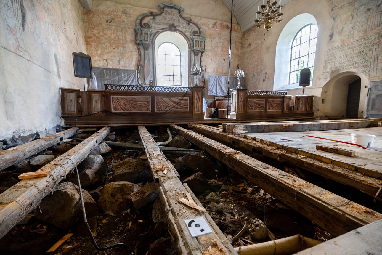 Isonkyrön vanha kivikirkko on remontissa. Nyt kirkon lattian alta löytyneiden vainajien jäänteitä koskeva selvitys on valmistunut.