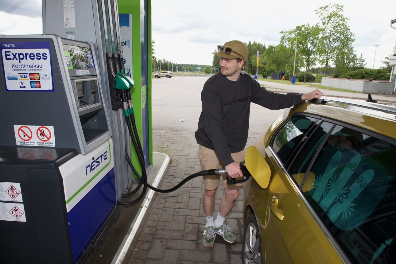 Santeri Lehtinen harkitsi, ostaako sähkö- vai dieselauton. Valinta oli diesel ja Lehtinen ei ole harmissaan, vaikka dieselin hinta on nousussa. Kuva: Teppo Kuittinen