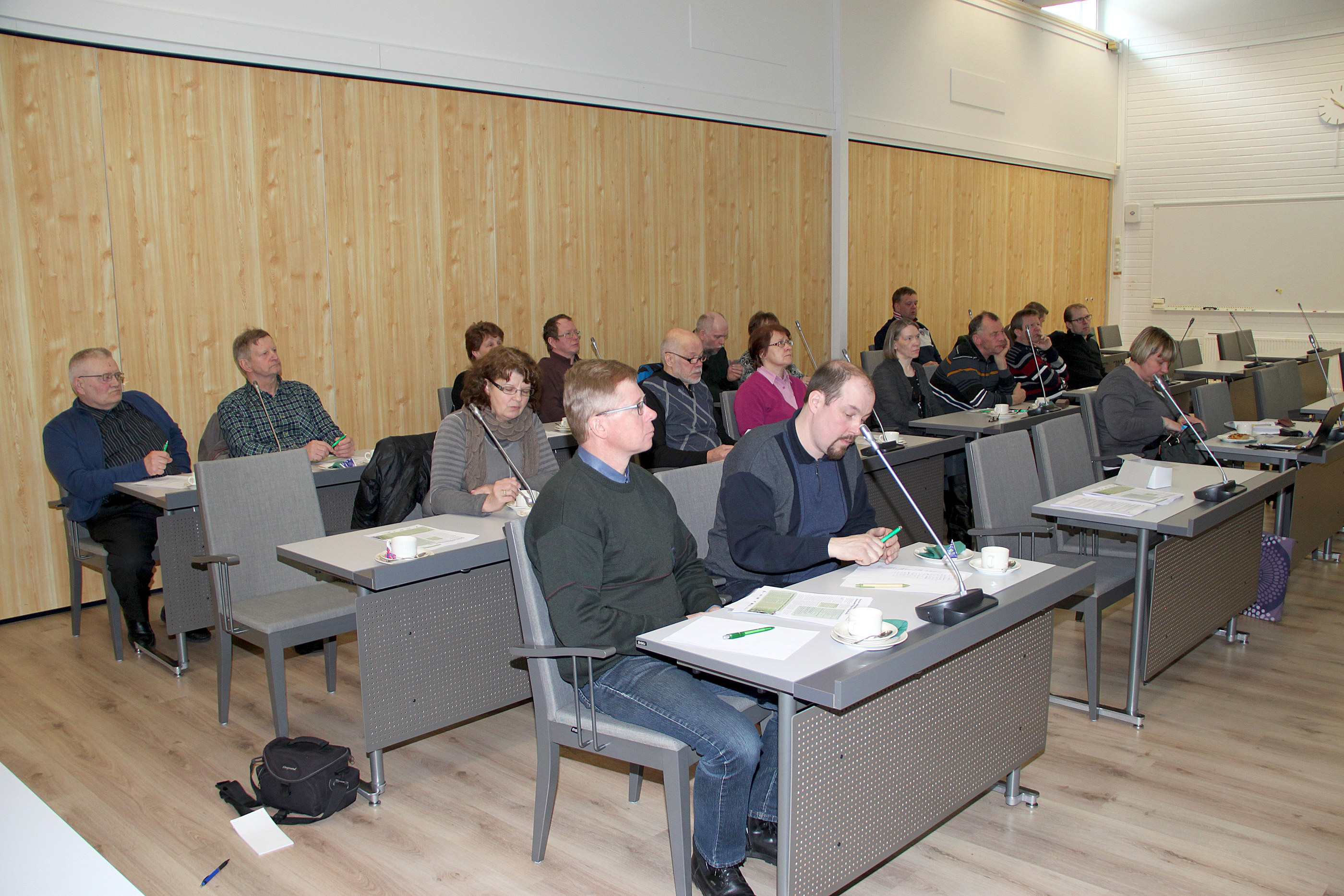 MTK:n Pudasjärven paikallisyhdistyksen kokouksessa ilmeet olivat vakavia. Tuottajien tulot ovat tippuneet 20 prosenttia Venäjän pakotteiden seurauksena.