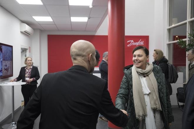Ulkomaankauppaministeri Anne-Mari Virolainen vieraili Vaasan Danfossilla tiistaina. Tehdaskäynnillä oppaana toimi tehtaanjohtaja Antti Kumara. KUVAT: MINNA ANTILA