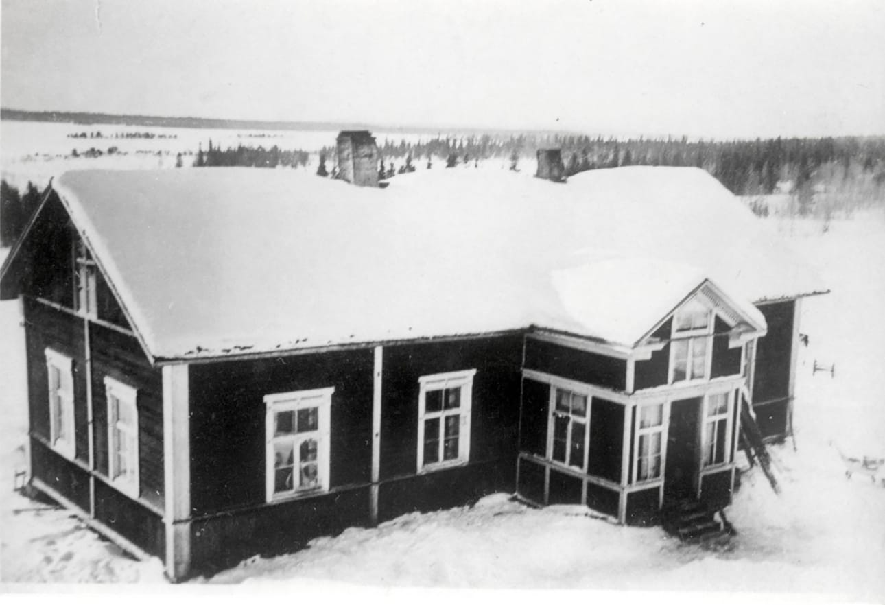 Kirjastotoiminta Posiolla alkoi Hyväniemellä, Albin Kumpuvaaran talossa, yksityisen Yli-Kitkan kirjastoseuran toimesta vuonna 1930.