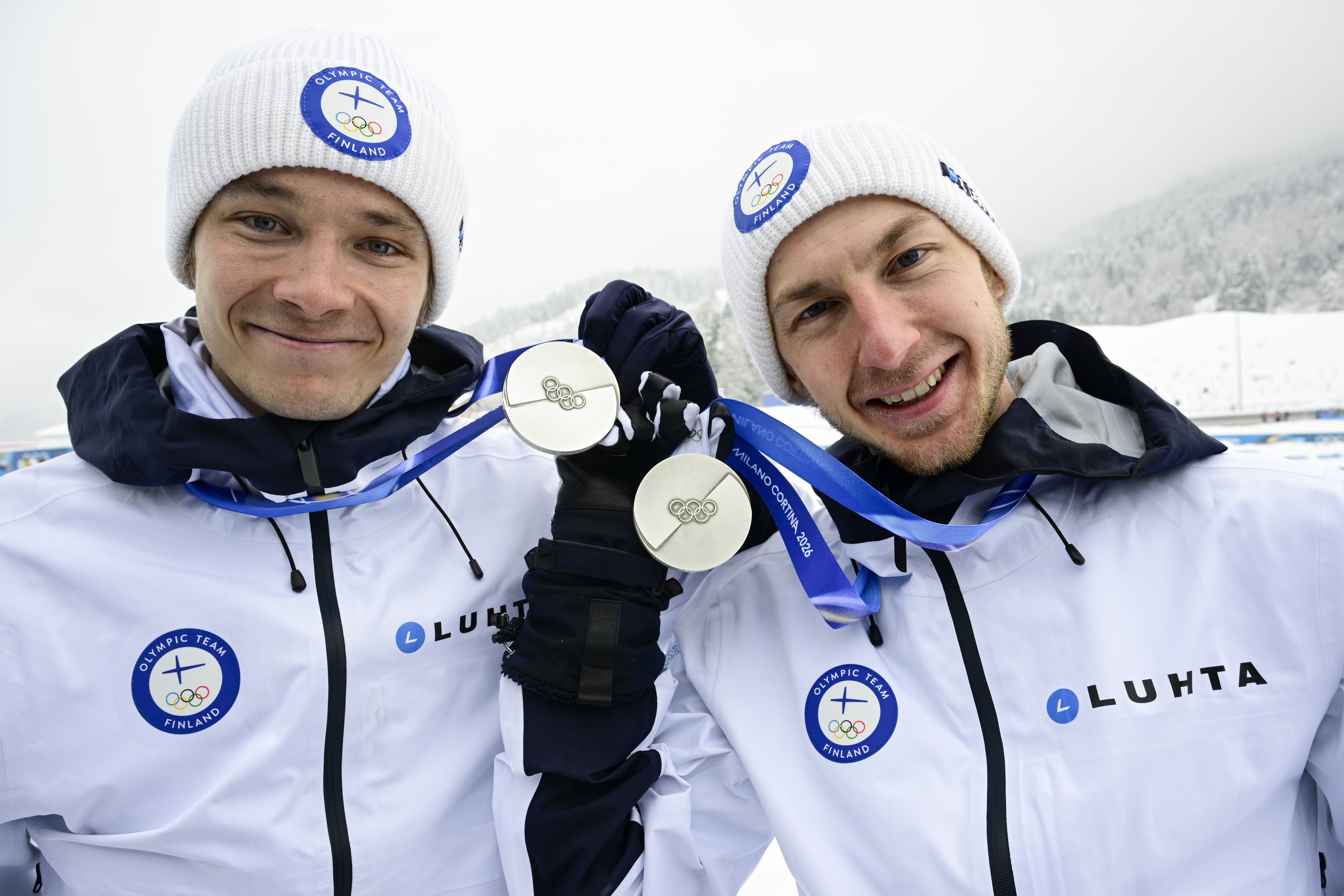 Hirvonen ja Herola taistelivat puolen sekunnin päähän olympiavoitosta – ankkuri Hirvosen kiri tökkäsi lumipöperöön