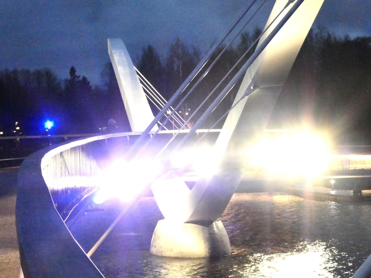Sunnuntaiaamuna sillan alla olevat valot loistivat niin kirkkaasti, että sillalla kulkija häikäistyi.