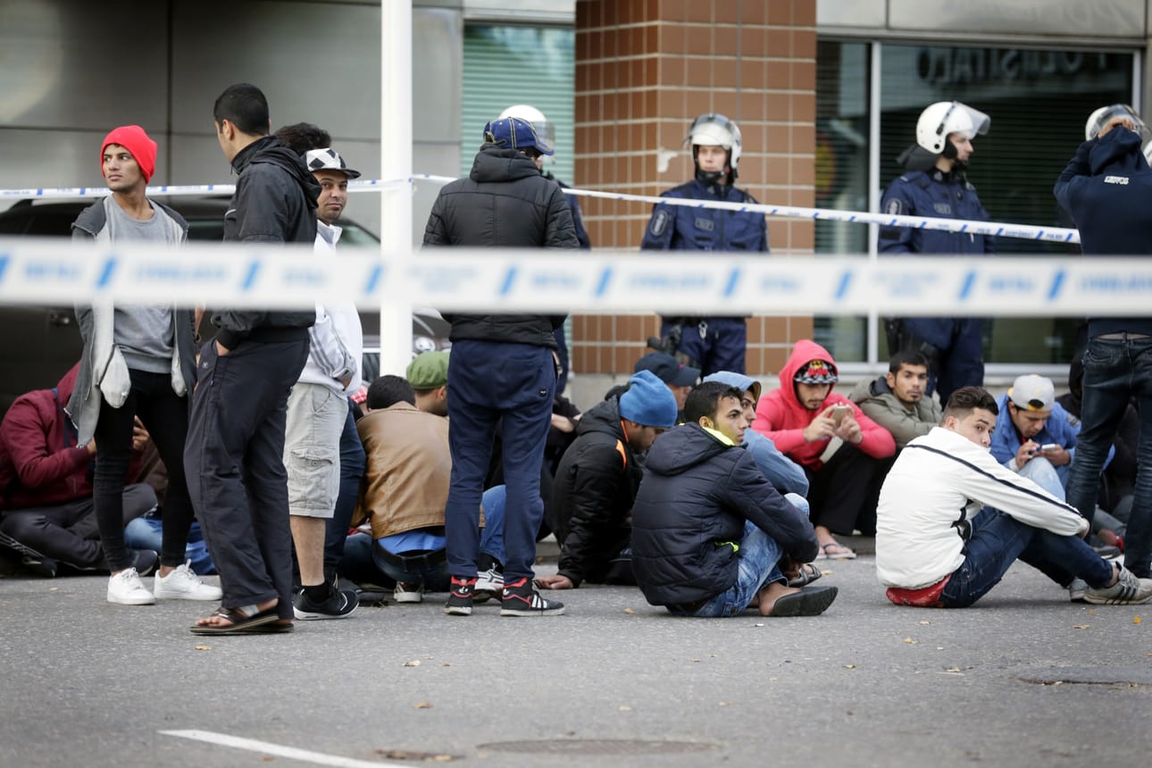 Muun muassa Hiukkavaarassa tarjottuun ruokaan tyytymättömät mielenosoittajat marssivat Oulun poliisilaitokselle.
