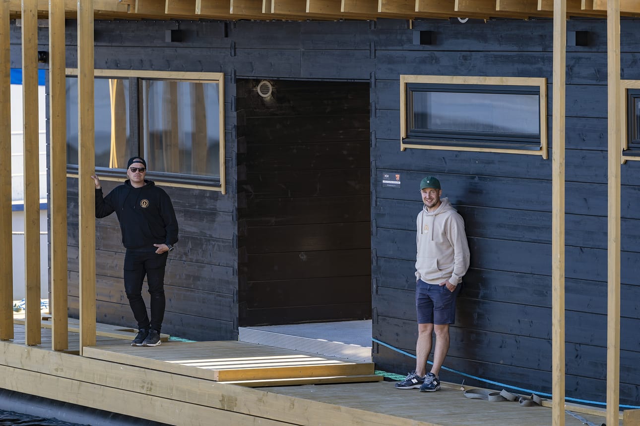 Kelluvan saunan arkkitehtisuunnittelusta vastaa ARK Ala-Siuru. Henkilökuntaa paikalla ei ole, vaan saunomaan pääsee nettivarauksella. Kuvassa yrittäjät Tuomo Kyngäs (vas.) ja Aleksi Mainio.