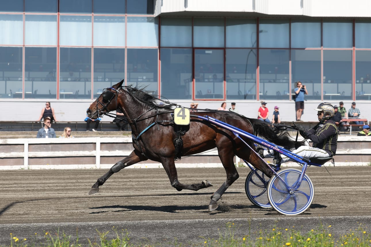 Ville Koivisto ohjasti Anyway Leaderin Tornion Perheravien avauslähdön voittoon.