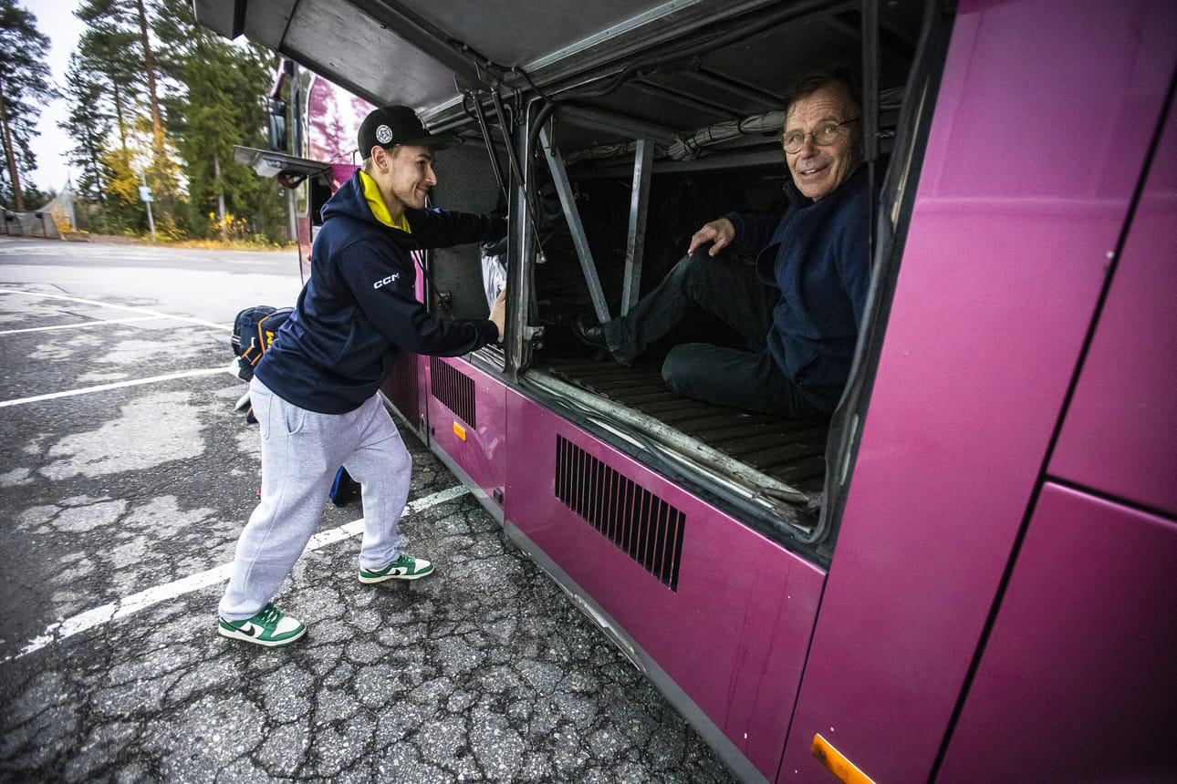 Juho Heinonen nosti varustekassinsa bussin ruumaan, kun Rovaniemen Kiekko lähti tiistaina vieraspelireissulle Etelä-Suomeen. RoKin monivuotinen luottokuski Heimo Stenberg varmistaa, että tavarat pakataan kunnolla.