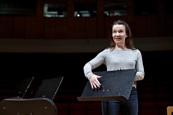 Mia Vuorela on käsikirjoittanut yhdessä Pauliina Saloniuksen kanssa monologin dramatisoituun konserttiin, joka kertoo Elissa ja Alvar Aallon elämästä. Kuva: Tomi Kosonen