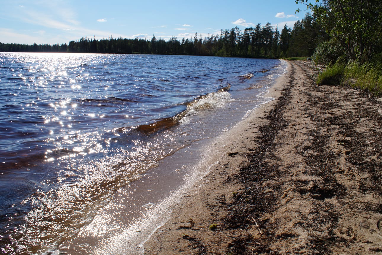 Vielä ehtii uimaan! Pudasjärvellä järvivedet ovat yhä yli 20 asteisia.