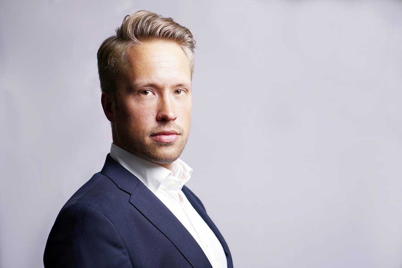 Juho Punkeri on tunnettu muun muassa lied- ja vanhan musiikin laulamisesta ennen tangolaulantaa.