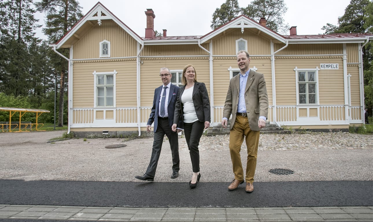 Kempeleen asemalla kävelevät professori Jorma Mäntynen (vas.) ja projektipäällikkö Susanna Kaitanen WSP Finland Yy:stä ja Iin kunnanjohtaja Ari Alatossava pitävät Oulun seudun lähijunahanketta toteuttamiskelpoisena.
