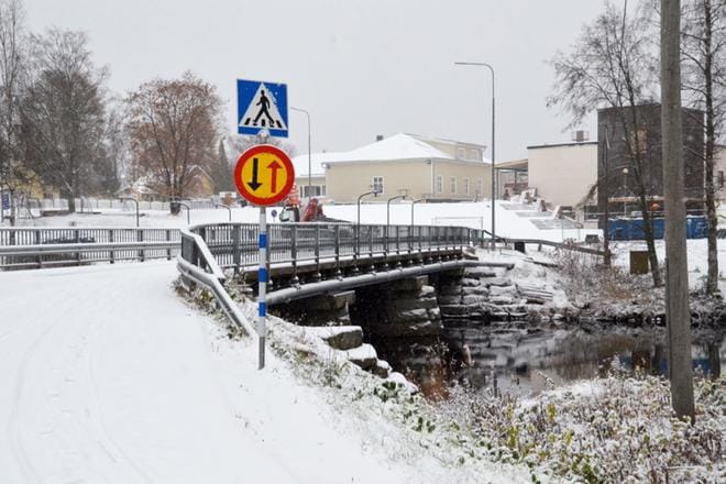 Järviseutu-lehden valokuvaaja Markku Turpela ikuisti syystalven ensimmäiset lumimaisemat Alajärven keskustassa 26.10.2017. Kuvassa Alajärven terveyskeskusalue. Etualalla sairaalansilta ja sen takana arkkitehti Alvar Aallon suunnittelema Alajärven vanha sairaala. KUVAT: MARKKU TURPELA