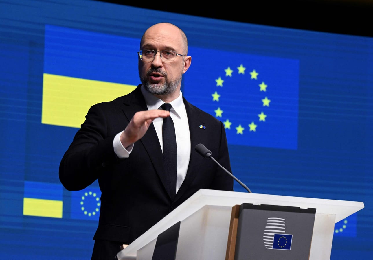 Ukrainan pääministeri Denys Shmyhal sanoi jäsenyysneuvottelujen avaamista koskevassa konferenssissa, että maan parhaat pojat ja tyttäret ovat antaneet henkensä itsenäisen ja eurooppalaisen Ukrainan puolesta. LEHTIKUVA/AFP