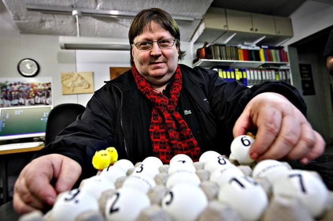 Seinäjokelainen liikemies Reima Kuisla on päättänyt lähteä kuntavaaliehdokkaaksi. Ehdokasnumero selviää myöhemmin. Kuvassa Kuisla arpoo ravien ratajärjestystä vuonna 2009. ARKISTOKUVA: TOMI KOSONEN