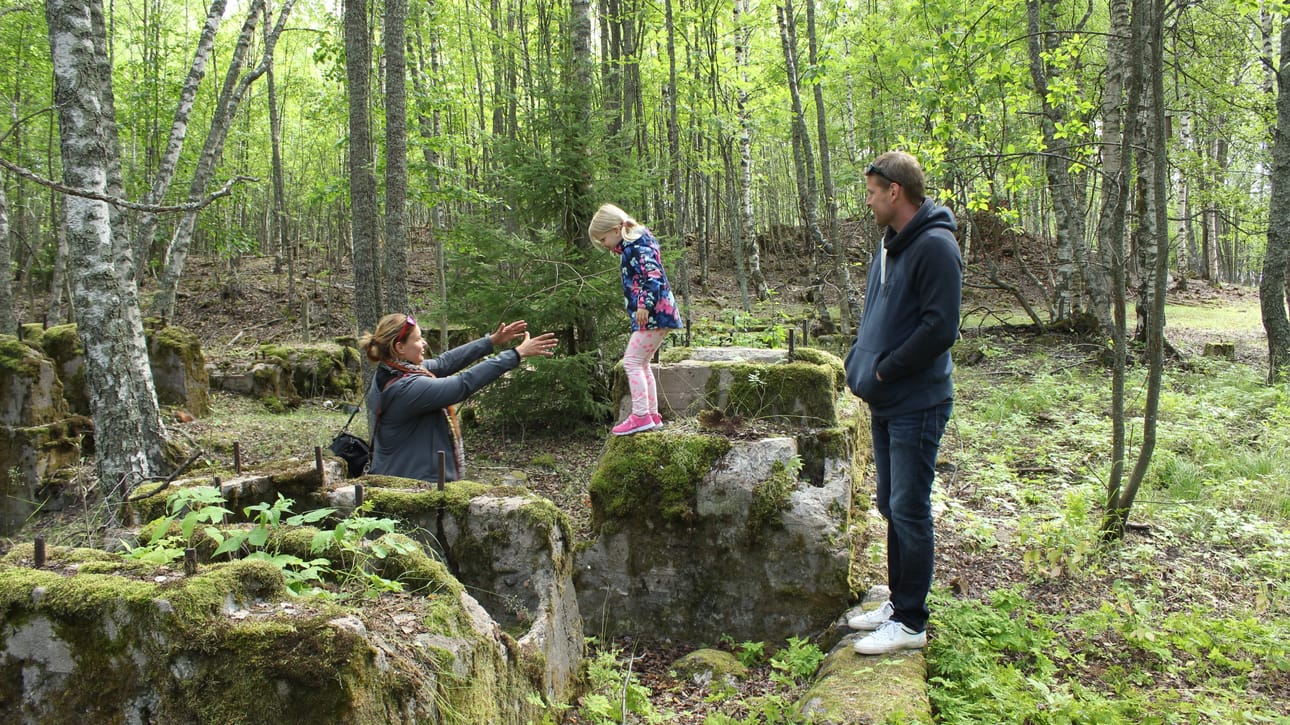 Laitakarissa on edelleen nähtävillä vanhan sahan perustukset.