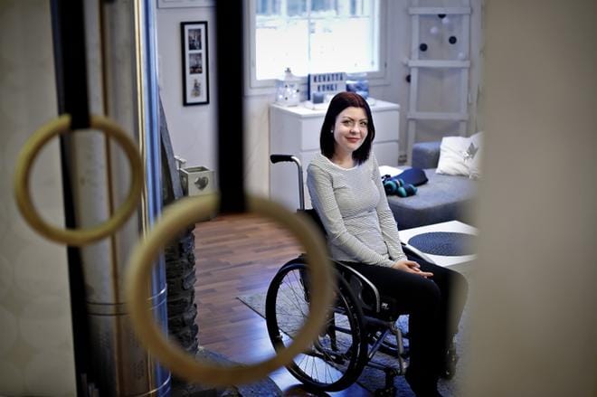Puutiaisaivokuumeeseen sairastuneen Mariia Kauppilan hermosto ja lihakset voimistuvat pikku hiljaa, sinnikkäällä harjoittelulla. KUVAT: TOMI KOSONEN
