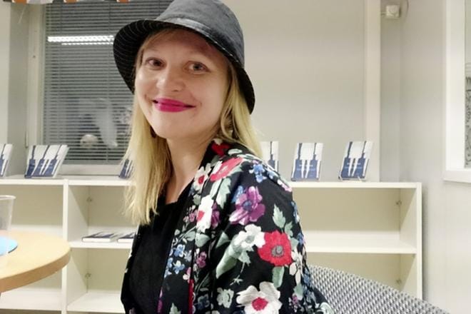 Taina Latvala lähti heinäkuussa synnyinseudulleen Lapualle, jossa hän viimeisteli romaanin painokuntoon ja tuuletti päätä ja sielua. Tässä kuvassa hän on kirjailijavierailulla Järvi-Pohjanmaalla kolme vuotta sitten. Kuva: Miianella Herrala