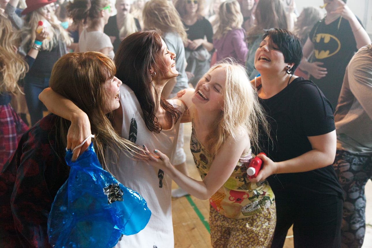 Ystävykset Jenny (Sara Soulié), Taru (Misa Lommi), Jessica (Ida Vakkuri) ja Aino (Bahar Tokat) ovat lähdössä maailmalle ja kohtaavat isoja haasteita.