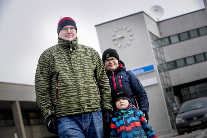 Seinäjokelaiset Jussi ja Jenni Haapamäki haluaisivat talviajan pysyväksi. Kolmivuotias Valo oli vanhempiensa mukana. KUVAT: JAAKKO ELENIUS