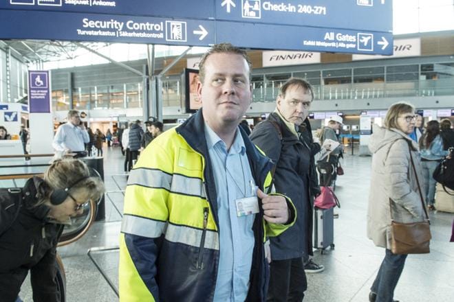 Helsinki–Vantaan lentoasemalla työskentelevälle Lassila & Tikanojan Niko Kaarmilalle on tehty turvallisuusselvitys. Lentoasemalla, satamassa tai ydinvoimalassa työskentelevän rikosrekisterin voi turvallisuusselvityslain mukaan selvittää. Kuva: Kimmo Penttinen