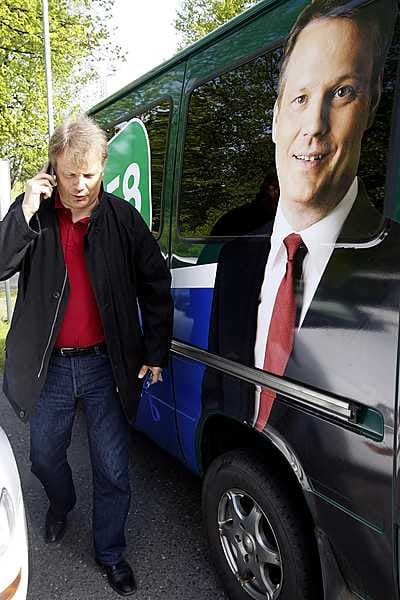 Keskustan europarlamentaarikko Hannu Takkula uusi edustajanpaikkansa ja vastaanotti lukuisia onnitteluja ja antoi haastatteluja maanantaina.