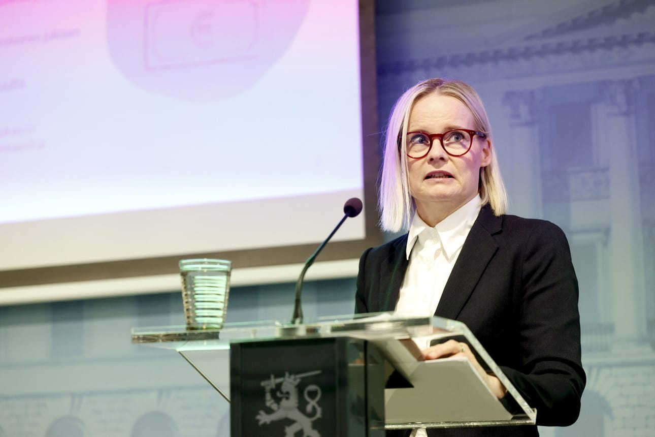 Valtiovarainministeri Riikka Purra (ps.) esitteli budjettiehdotuksen päälinjaukset jo perjantaina. Ehdotus ensi vuoden budjetiksi on 10,1 miljardia euroa alijäämäinen. LEHTIKUVA / RONI REKOMAA