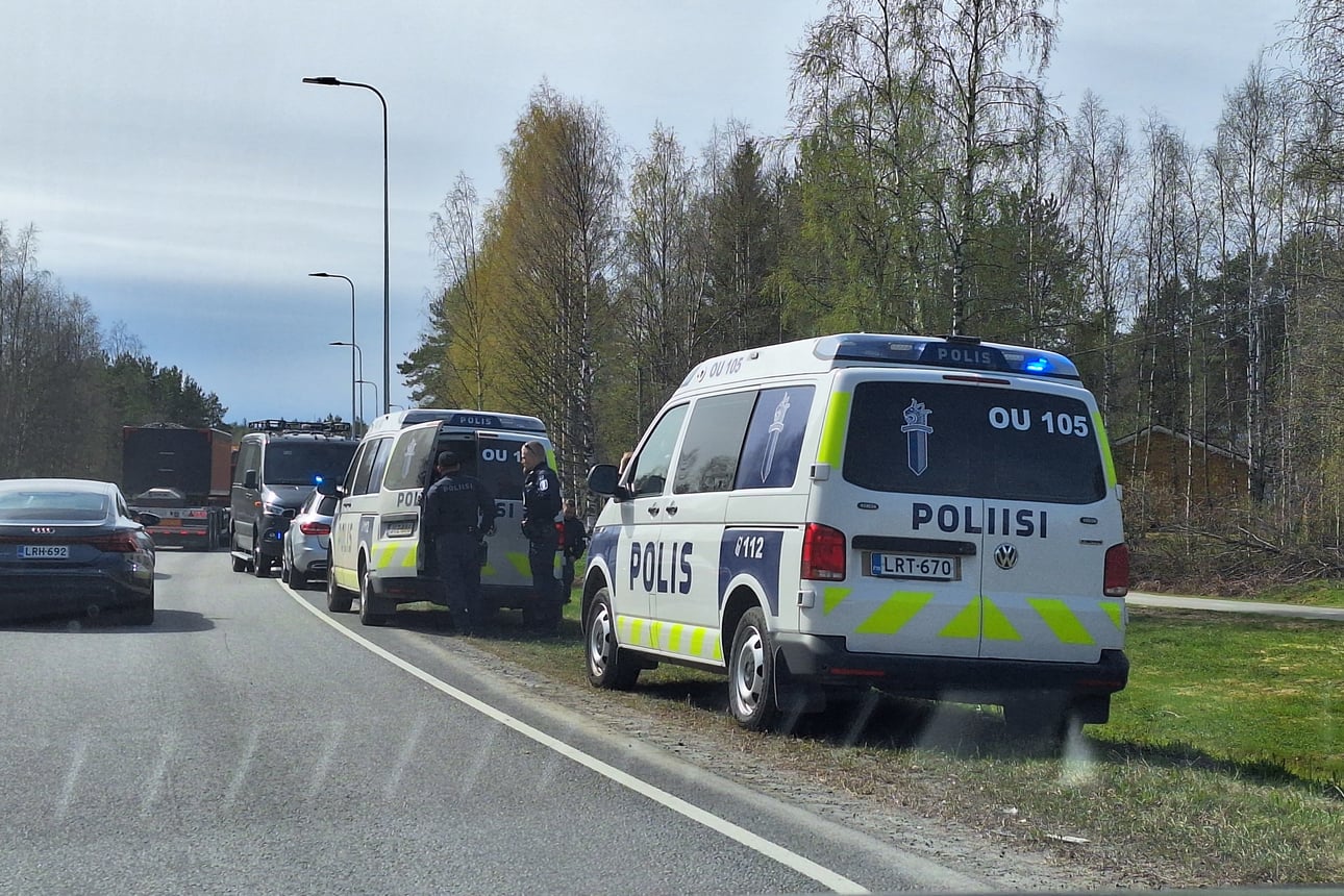Poliisilla oli näyttävä operaatio Alakyläntiellä Oulussa – Poliisi: Ei vaaraa sivullisille, tilanne ohi