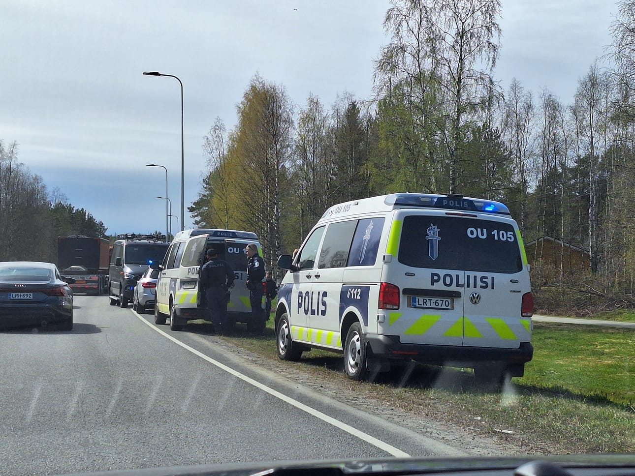 Alakyläntien varressa lähellä Alakyläntien ja Raitotien liikenneympyrää oli runsaasti poliiseja tiistai-iltapäivällä.