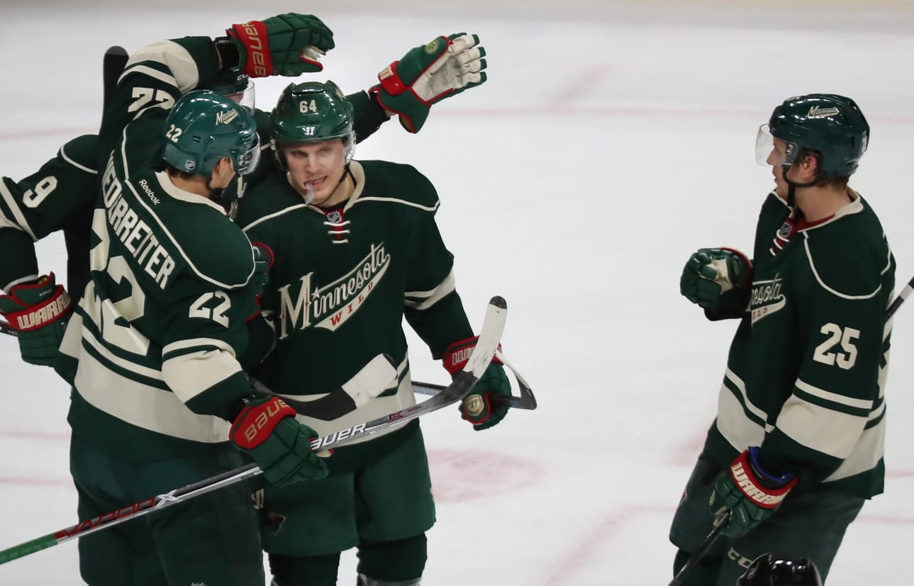 Minnesota Wild on tehnyt kolmevuotisen jatkosopimuksen hyökkääjä Mikael Granlundin (keskellä) kanssa.