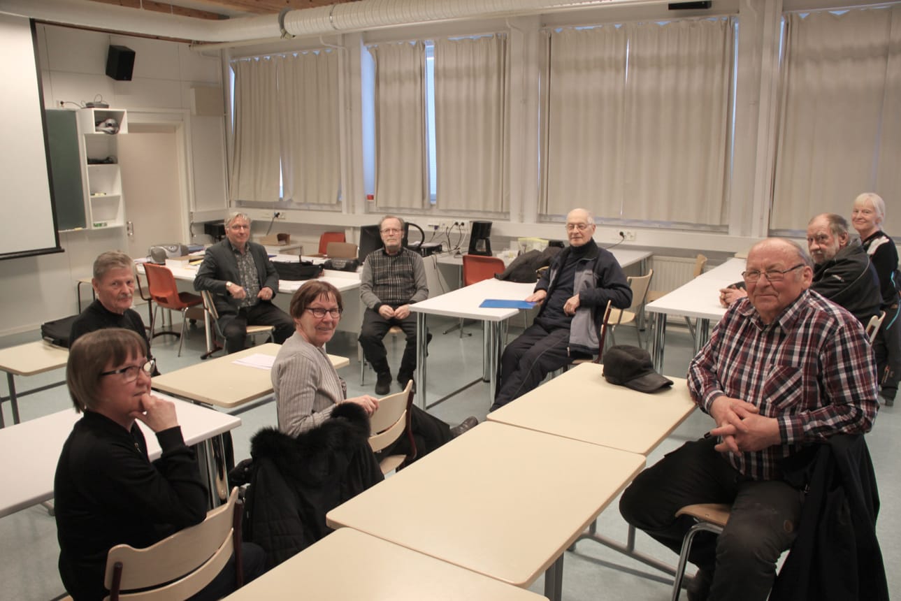 Siuruan kylähistoriakirjan kokoamisryhmä viilasi viimeisiä pilkkuja paikalleen viime viikolla kansalaisopistolla. Ryhmää veti takavuosilta tuttu mies, kansalaisopiston entinen rehtori Erkki Taskila (ylh. vas). Vaimo Paula – entinen Pudasjärven kunnanhallituksen puheenjohtaja – oli mukana kuunteluoppilaana takarivissä.