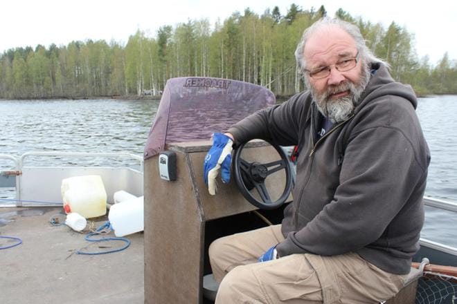 Ähtärin Perännejärven Selkäsaareen kulku käy ponttooniveneellä, selvittää Selkäsaaren isäntä, seinäjokelainen Kari Takamaa Etelä-Pohjanmaan partiolaiset ry:stä. KUVA: REIJO HEIKKILÄ