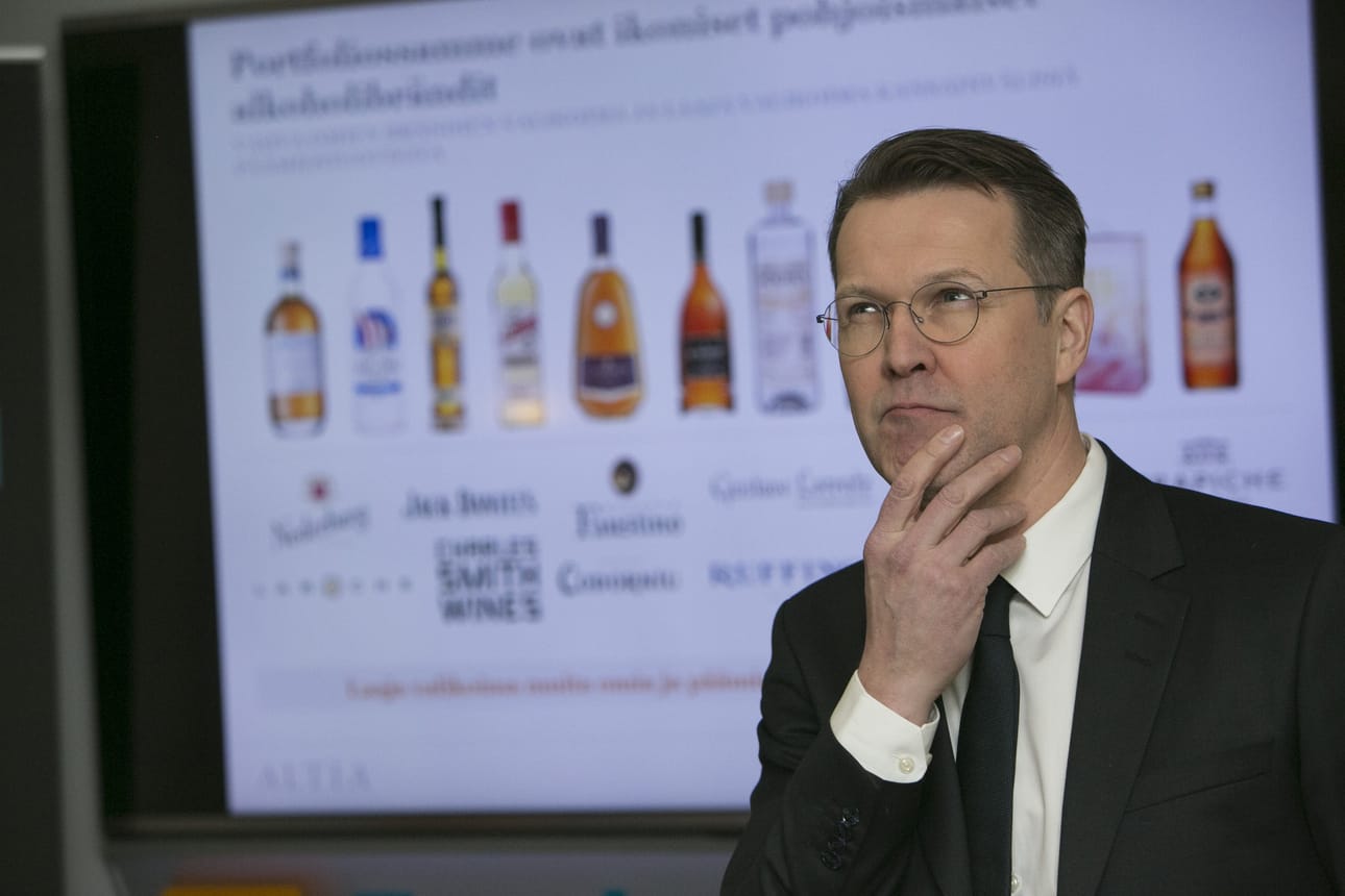 Altian toimitusjohtaja Pekka Tennilä esitteli yhtiön juomavalikoimaa ja listautumista pörssiin helmikuussa 2018.