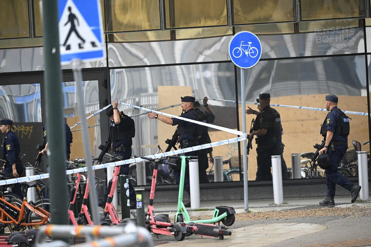 Poliisi turvasi alueen sen jälkeen kun kaksi henkilöä oli loukkaantunut ampumisessa malmölaisessa ostoskeskuksessa.