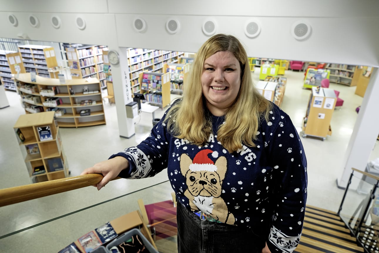 Sanna Vilenius vetää maanantaisin Pokemon-kerhoa Raahen kirjastolla.
