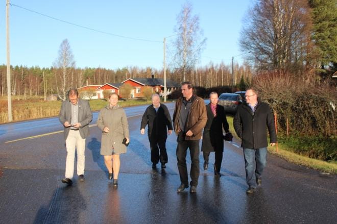 Tiejohtaja Anders Östergård ja Karijoen ja Kristiinan edustajat aloittamassa tiekatselmusta. MIten käy? Pääseekö kuntien välinen ajoväylä maakuntien kiirelistan kärkipäähän? KUVA: TAUNO RIIHILUOMA